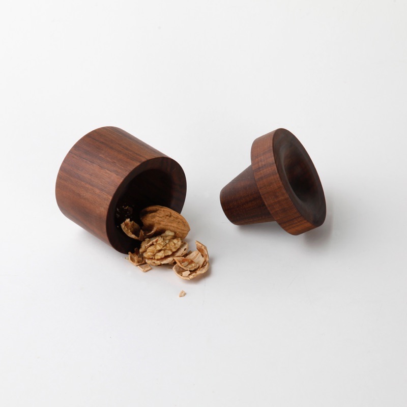 crash casse noix design en bois shibui atichaut nantes concept store galerie cafe boite a condiments